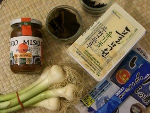 Ingrédients nécessaires à l'élaboration d'une soupe miso  japonaise