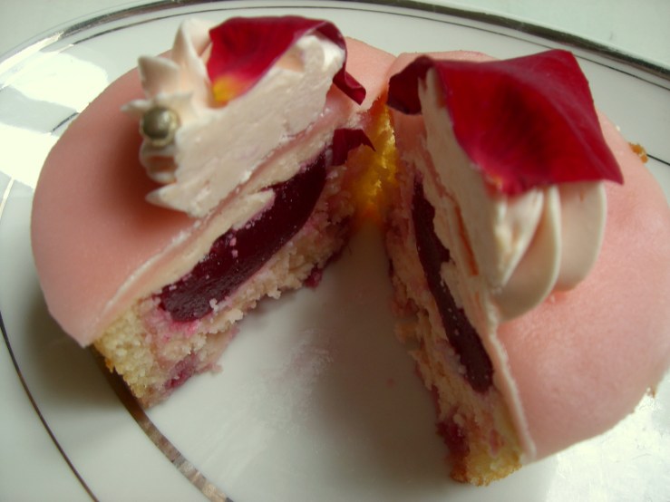 dissection d'un cupcake au couteau japonais