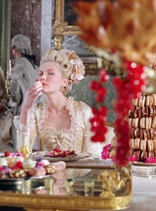 Marie Antoinette ne mangeait pas des macarons Ladurée à double coque comme le suggère joliment le biopic de Sofia Copolla... Elle mangeait des macarons à coque unique et au fort parfum d'amande, que les Dalloyau fournissaient à la Cour