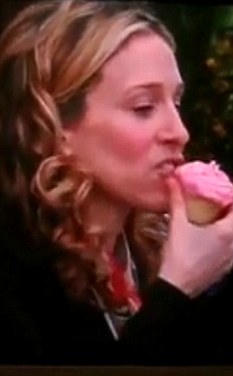 Sarah Jessica Parker mangeant un cupcake