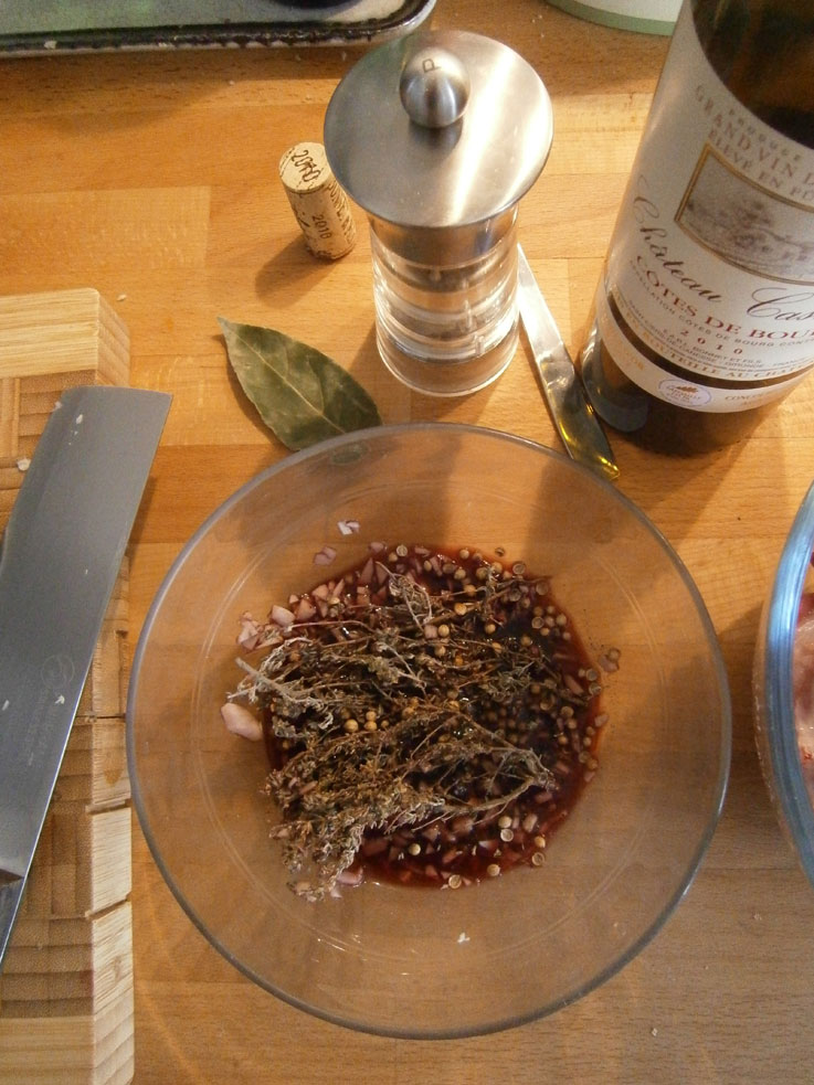 marinade-lapin-vin-rouge-thym-coriandre-laurier