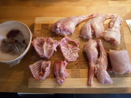 morceaux du lapin découpé sur la planche