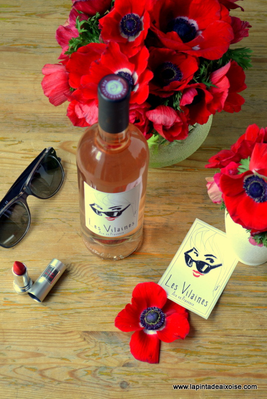 bouteille vin rosé pey blanc les vilaines aix en provence rouge a levres lunettes noires ray ban