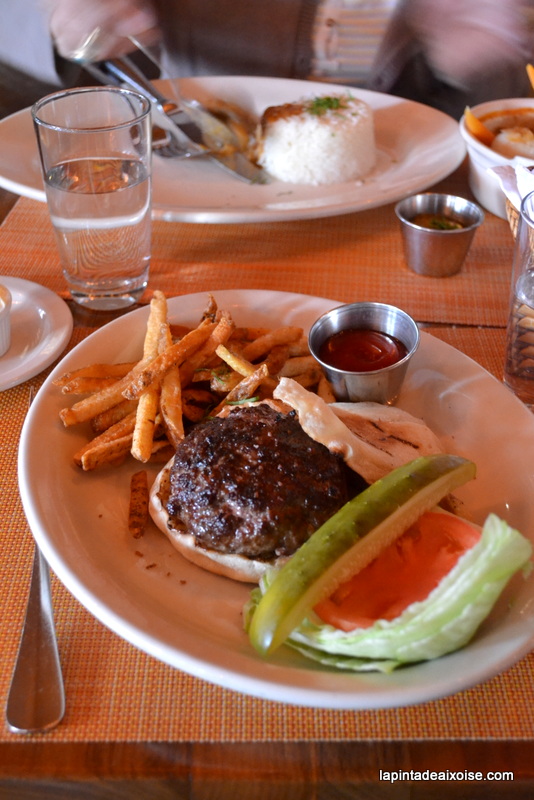 burger avec pain crumpet au harry's cafe and steak nyc