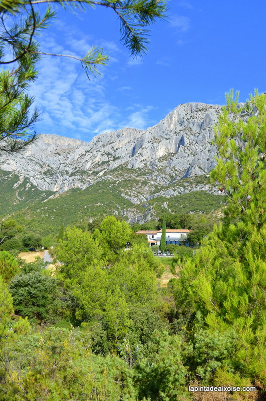 le relais de saint ser vu depuis le sentier botanique sainte victoire