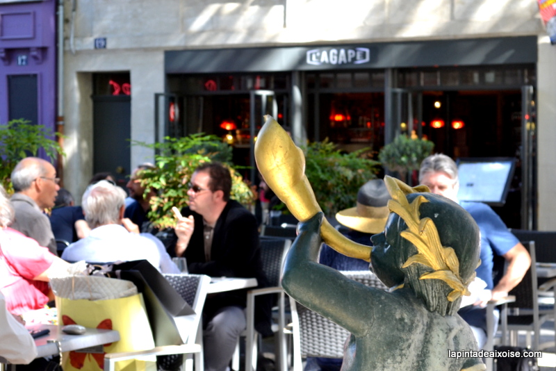 place des corps saint restaurant l'agape terrasse avignon fontaine